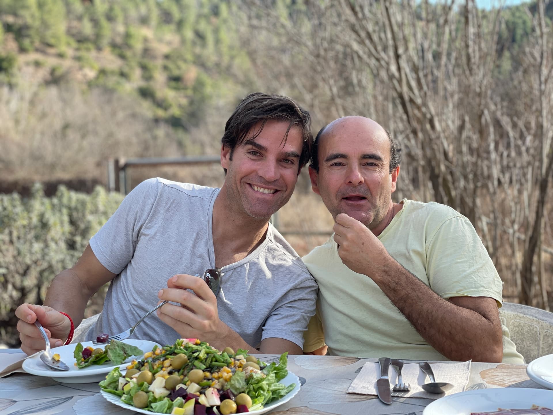 Álvaro y Prem Sambhavo compartiendo una comida al aire libre
