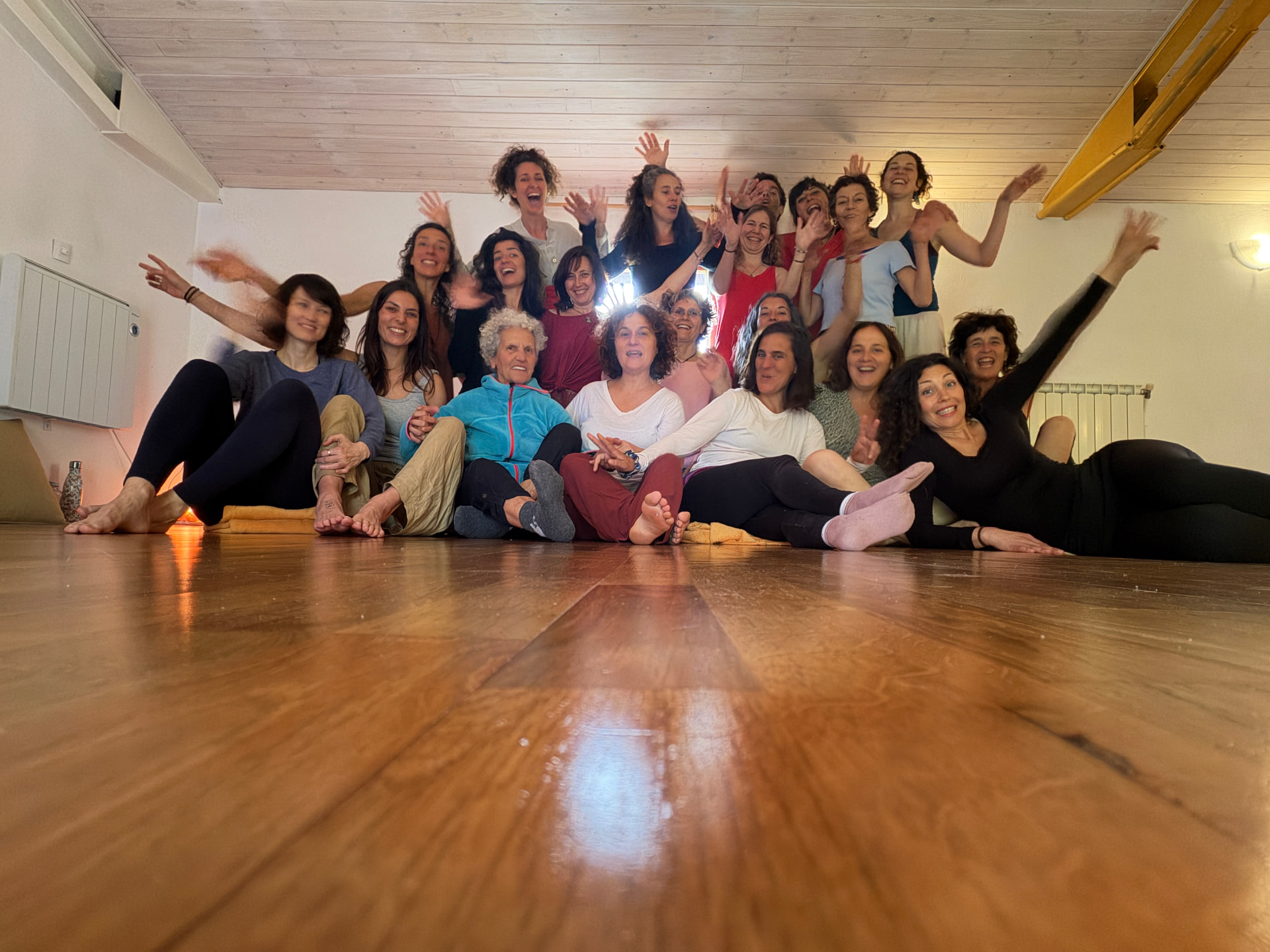 Grupo del retiro en la sala de danza del Molino de Olba